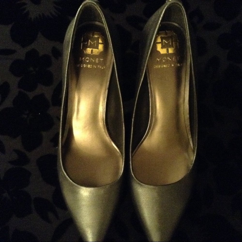 Women's pumps.